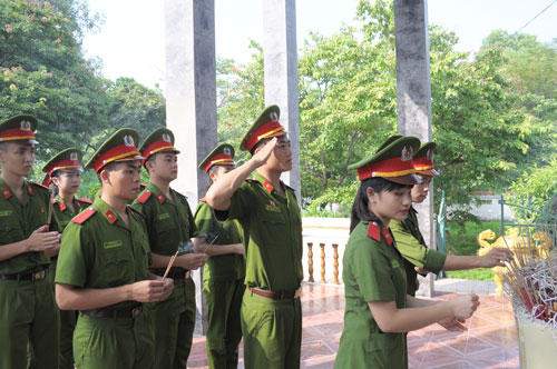 Sinh viên dâng hương các anh hùng liệt sĩ